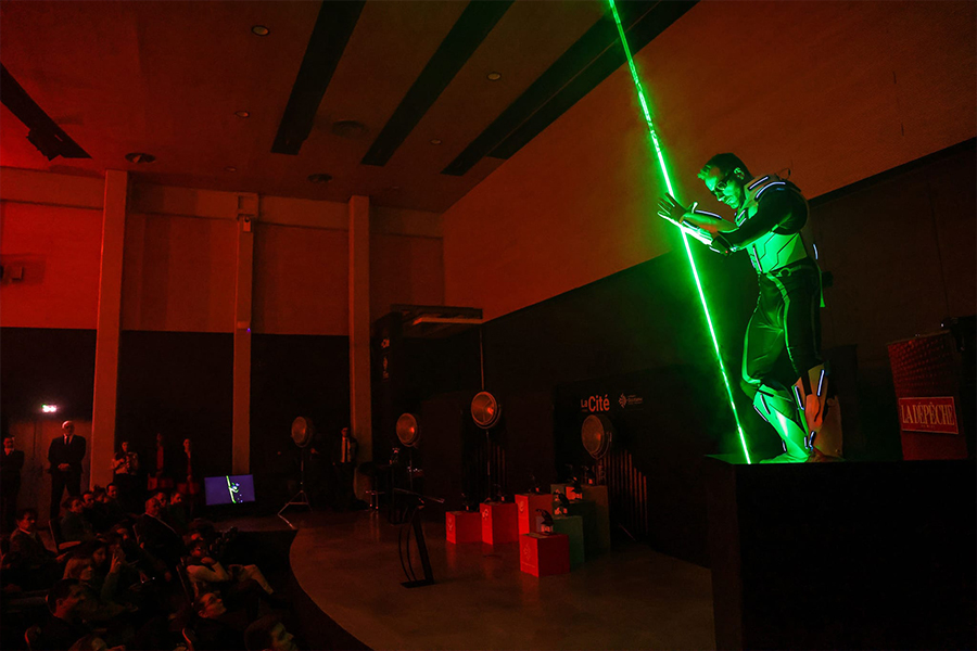 Read more about the article SPECTACLE FUTURISTE LASER