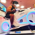Un homme pilote le simulateur de réalité virtuelle moto