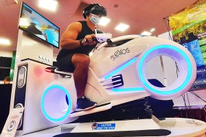 Un homme pilote le simulateur de réalité virtuelle moto