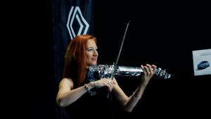 Lire la suite à propos de l’article ANIMATION FUTURISTE VIOLON ELECTRIQUE